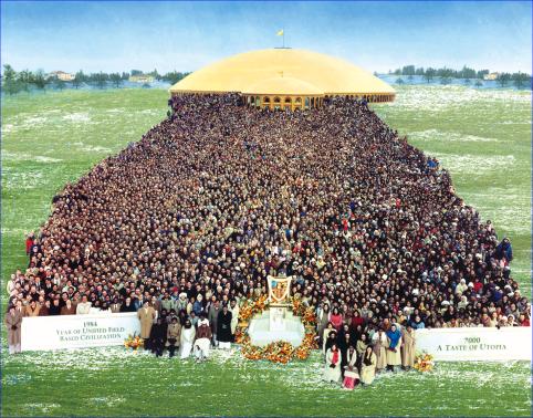 Un groupe pour le gouvernement, 7000 experts dans la technique de Méditation Transcendantale de Maharishi, du programme TM-Sidhi et du vol yogique, un gout d'utopie pour toute l'humanité, Fairfield, Iowa, Etats-Unis, du 17 Décembre 1983 au 6 Janvier 1984